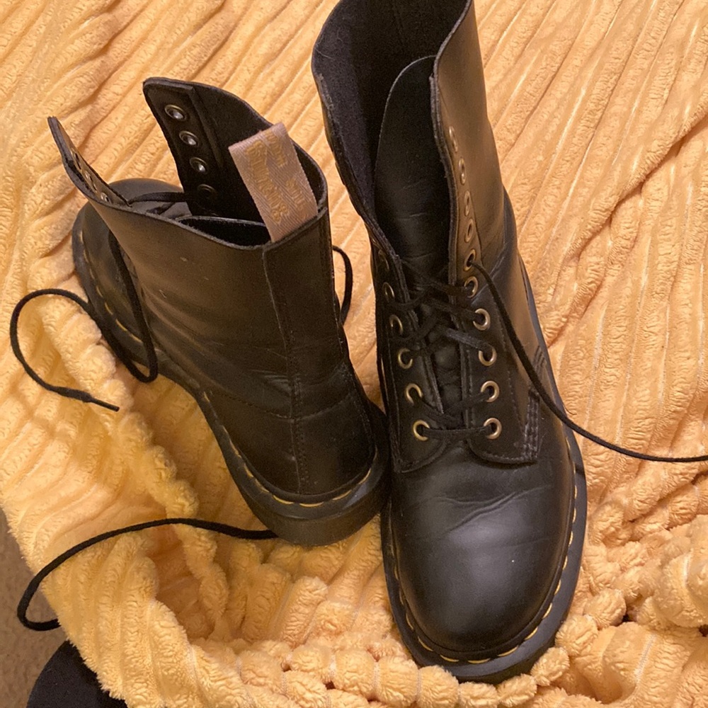 💥1490 Vegan💥 US size 7 Dr. Martens